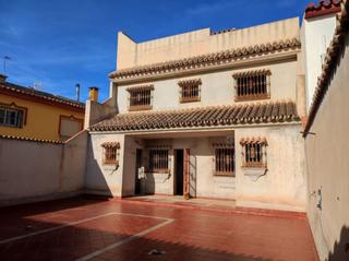 Casa adosada en Centro ciudad. Adosado de 5 dormitorios en fuengirola