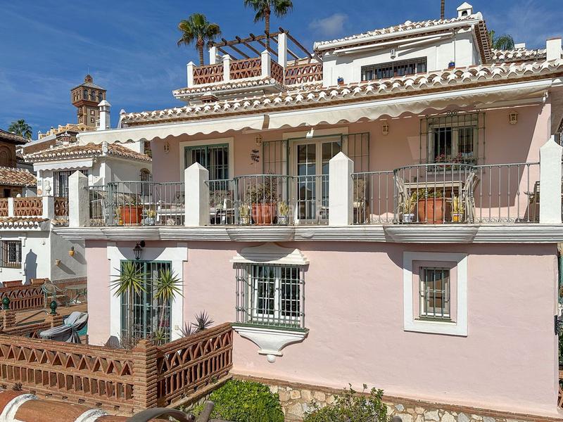 Foto b2396dce-d616-4e04-a2b9-4b7a1e056c73. Semi detached house with heating pool in Mijas golf Mijas