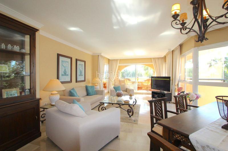 Foto 2355c342-aefb-43e0-a957-ba9dcb7f03e3. Apartamento  en planta media de 3 dormitorios en Elviria en Marbella