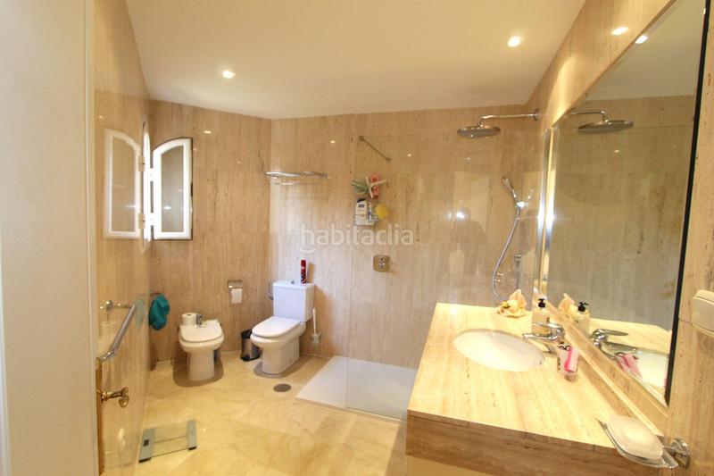 Foto 4f2d560f-c814-43c0-ae63-8bf62d9d586f. Apartamento  en planta media de 3 dormitorios en Elviria en Marbella