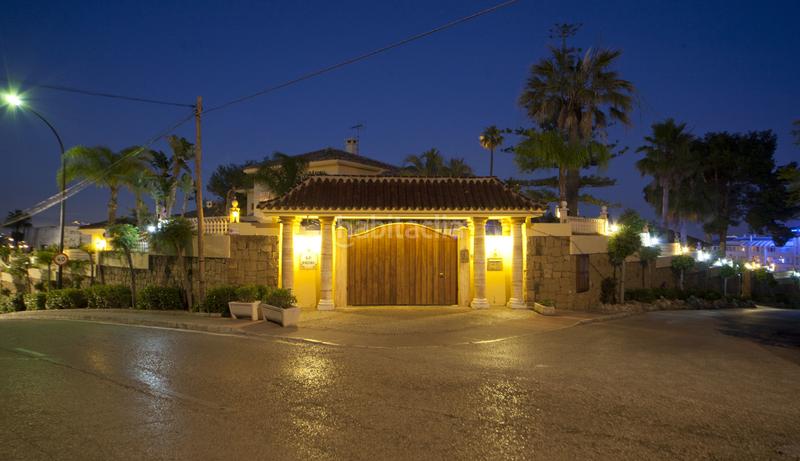 Foto 09df1b8b-b043-43c1-9ef2-c4ea1a717c77. Xalet amb calefacció aparcament piscina a Puerto Banús Marbella