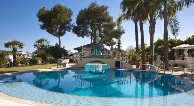 Foto 0c935e0c-3d1d-40ba-af54-0d798955f1e2. Xalet amb calefacció aparcament piscina a Puerto Banús Marbella