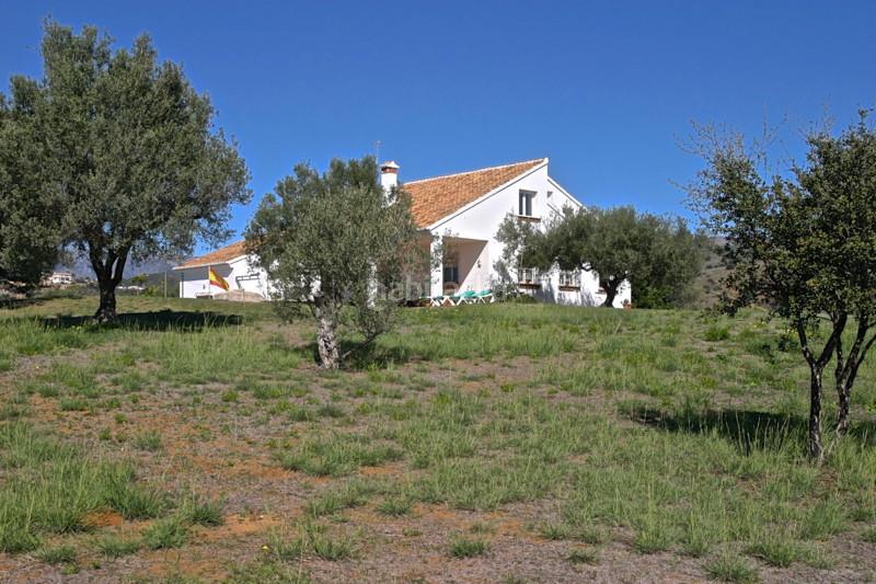 Foto 2eddbf07-fc72-4c70-a0ad-998850809491. Chalet villa aislada de 4 dormitorios en Elviria en Marbella