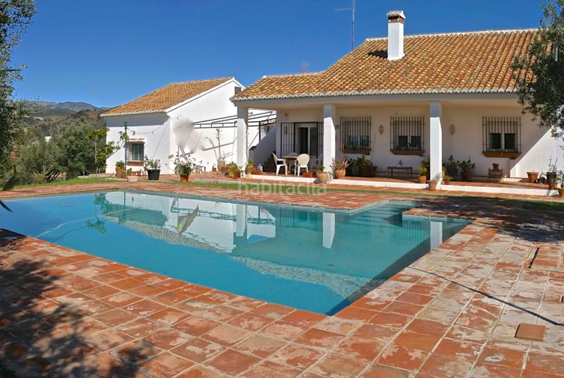 Foto 8d8b15d6-7423-42da-a5a2-b8a993726fb2. Chalet villa aislada de 4 dormitorios en Elviria en Marbella