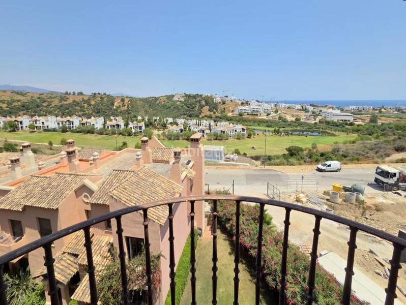 Foto 2c558b28-05f3-4c0c-b27d-08ce51dca655. Reihenhaus mit parking pool in Bel - Air Estepona