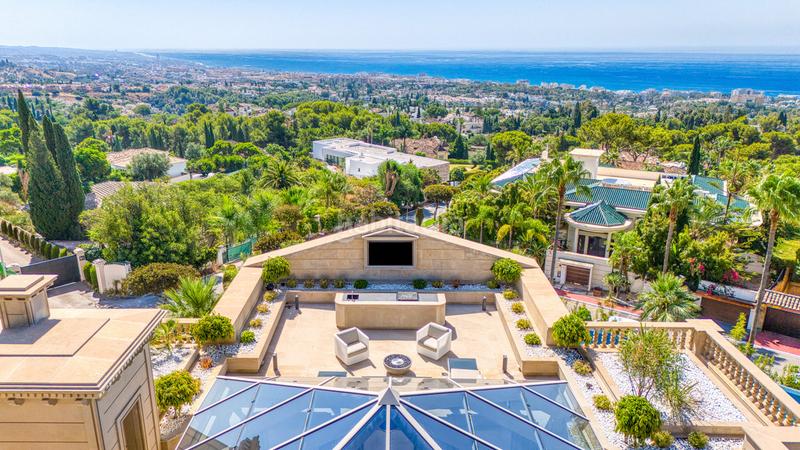 Foto c5d6a5ad-9b4d-4675-ad4e-4056a0055f39. Chalet avec chauffage parking piscine dans Sierra Blanca Marbella