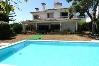 Chalet en Aloha. Villa aislada de 5 dormitorios en marbella