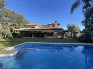 Chalet en Urbanización Altos Reales