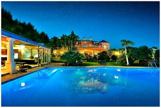 Chalet en Nueva Andalucía centro. Villa aislada de 17 dormitorios en nueva andalucía