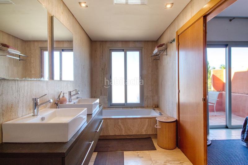 Foto 1e9ec8d4-27d2-4bef-b0e2-9b2cd13b0dfa. Casa adossada amb calefacció aparcament piscina a Manilva