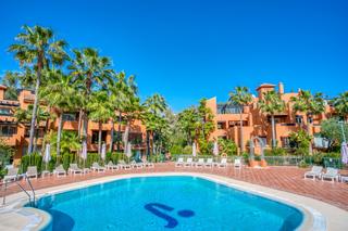 Rez-de-chaussée à Nueva Andalucía centro. Apartamento en planta baja de 2 dormitorios en nueva andalucía