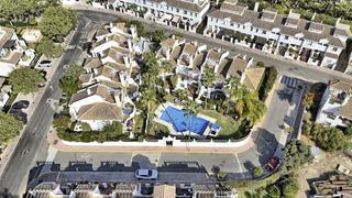 Casa adossada a Nueva Andalucía centro. Adosado de 6 dormitorios en nueva andalucía