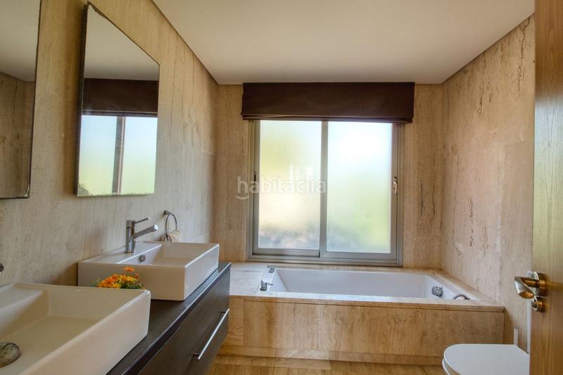 Foto 49153093-f0cc-462b-9a55-a78cc3fb2af7. Casa adosada adosado de 4 dormitorios en San Luis de Sabinillas Manilva