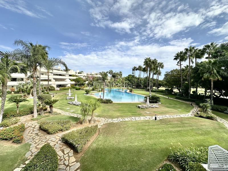 Foto 12720fd2-bdd1-42d3-930e-93c4cf5761b6. Apartament amb calefacció aparcament piscina a Aloha Marbella