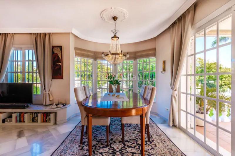 Foto 1e48b9e3-0c8b-41e1-8f91-768df33eb5c2. Chalet con riscaldamento parcheggio piscina in Nueva Andalucía centro Marbella