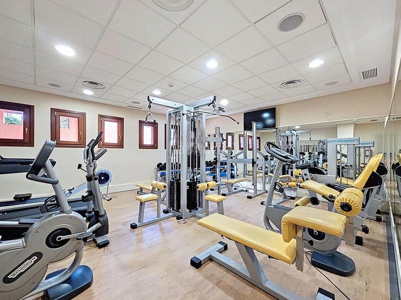 Foto 322ea7d7-8384-4633-a303-c86bbefc3457. Apartament amb calefacció aparcament piscina a Bel - Air Estepona