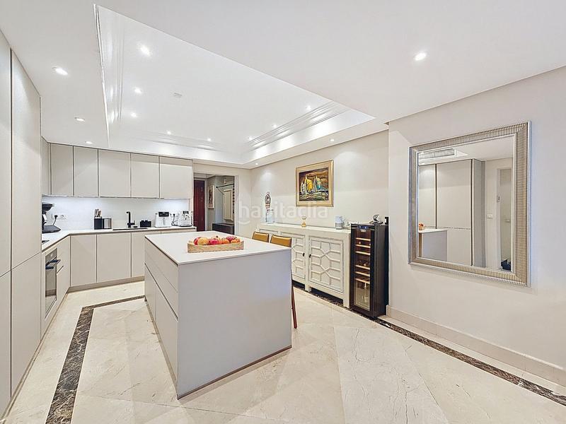 Foto 5b2dc951-4e87-4e2b-b052-4cd2426449cf. Apartament amb calefacció aparcament piscina a Bel - Air Estepona