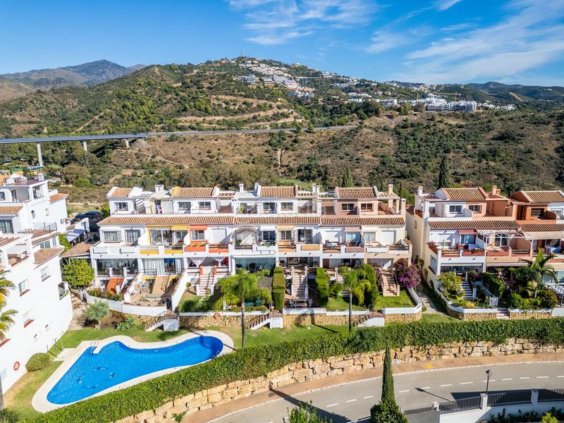 Foto 34d0b72f-897c-4b82-85c8-ac123763f2bd. Casa adossada amb calefacció aparcament piscina a Marbella