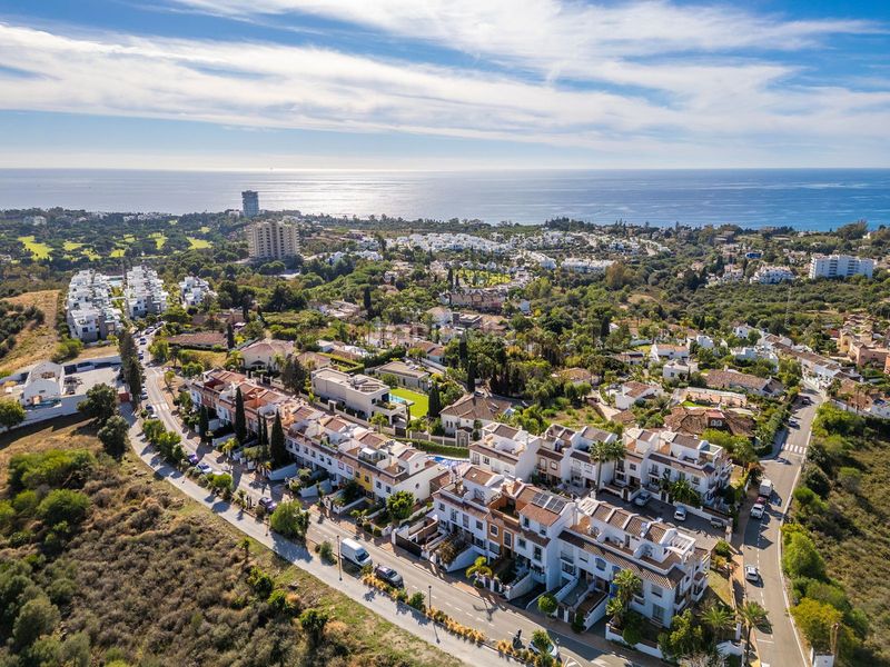 Foto 5d861579-9e43-4aa7-90b5-b97aa34d9b2b. Casa adossada amb calefacció aparcament piscina a Marbella