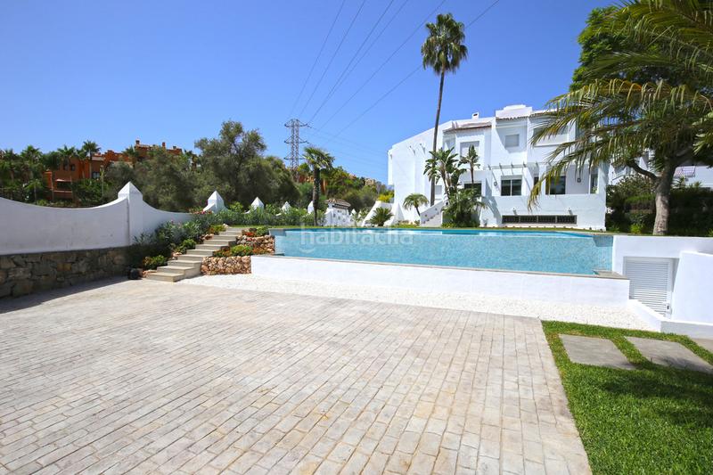 Foto 57cf9bed-cc2c-4ecc-be7f-d90121029779. Maison jumelée avec chauffage piscine dans Nueva Andalucía centro Marbella