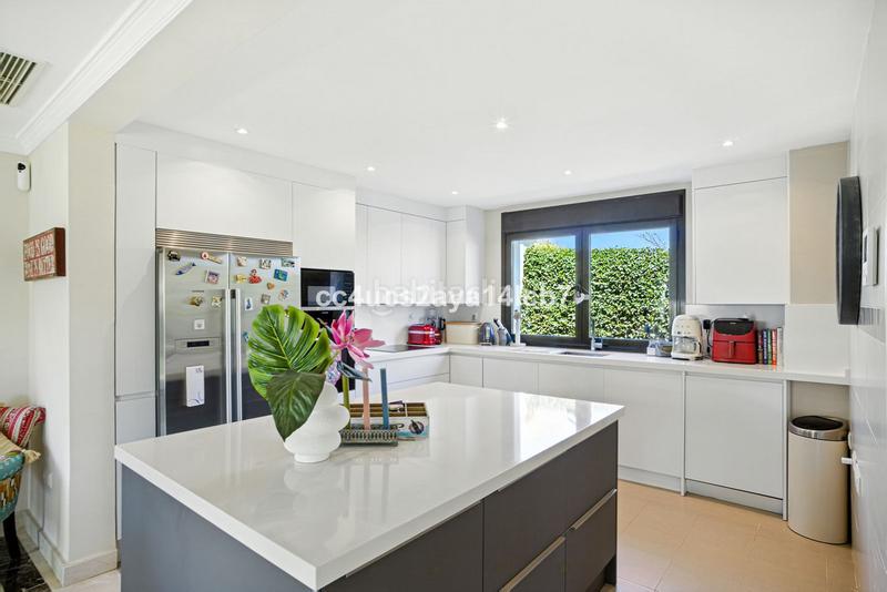 Foto 17a87953-b4c0-4998-b007-a0ea9d31d7fb. Xalet amb calefacció aparcament a Bel - Air Estepona