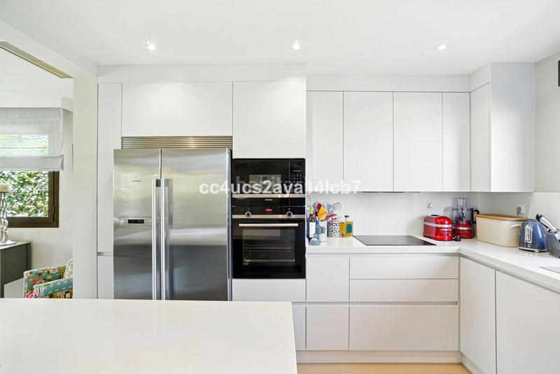 Foto 17ddb951-ad88-4d1b-bd93-5c6e4cf1dc25. Xalet amb calefacció aparcament a Bel - Air Estepona