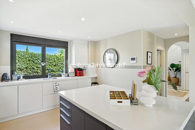 Foto 1a348bc5-1ecc-4cab-8c5c-6d722d20b39f. Xalet amb calefacció aparcament a Bel - Air Estepona