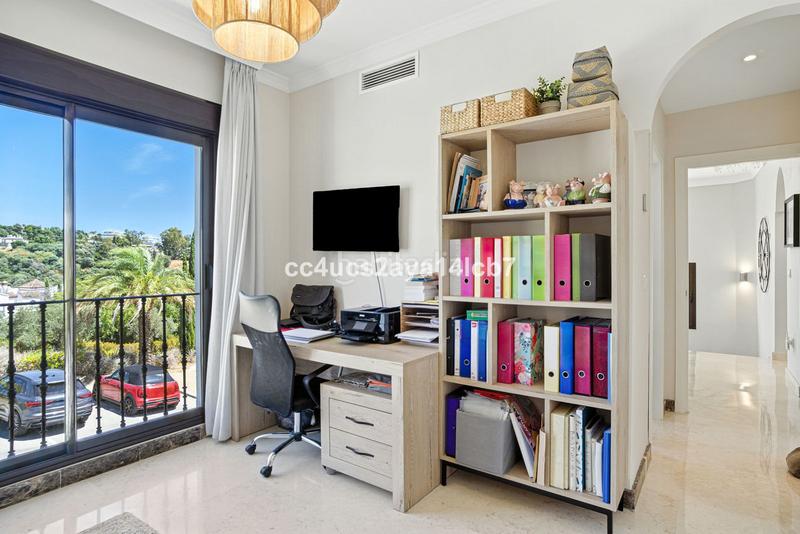 Foto 1de6fed5-7019-4d1e-81ec-766f14d83a17. Xalet amb calefacció aparcament a Bel - Air Estepona