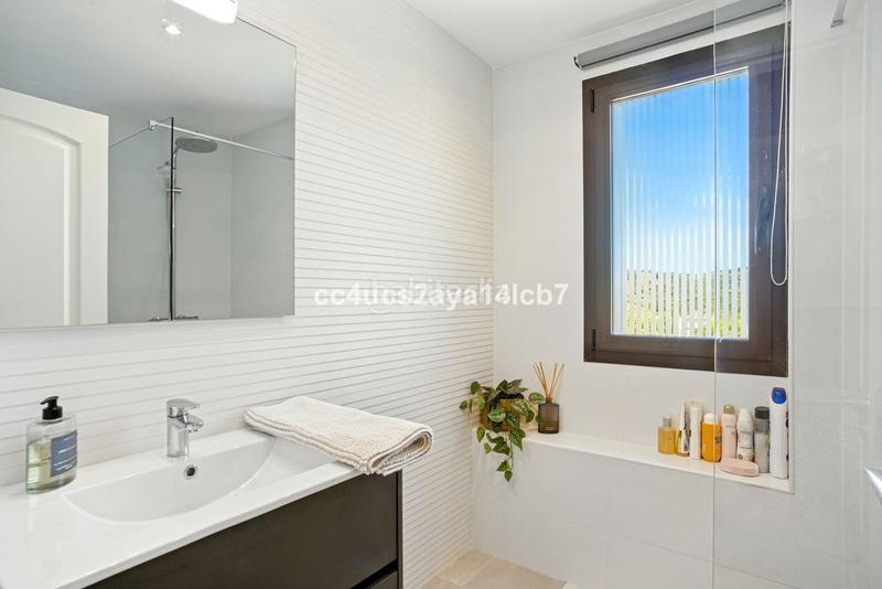 Foto 214f7666-17e9-4f5e-b919-93c29205d746. Xalet amb calefacció aparcament a Bel - Air Estepona