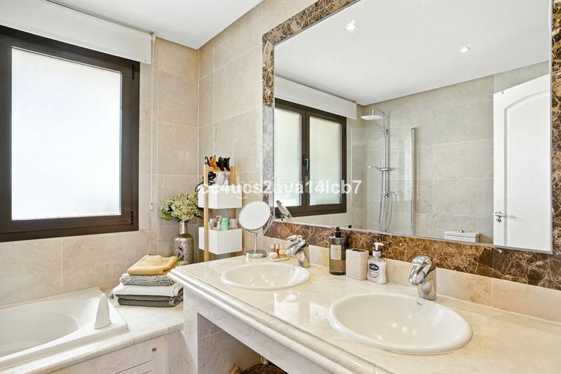 Foto 275024ba-210d-4b0f-a535-dd4589a07a38. Xalet amb calefacció aparcament a Bel - Air Estepona