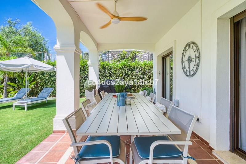 Foto 4d1d8e81-5b47-445d-a7f7-eab7b4552654. Xalet amb calefacció aparcament a Bel - Air Estepona