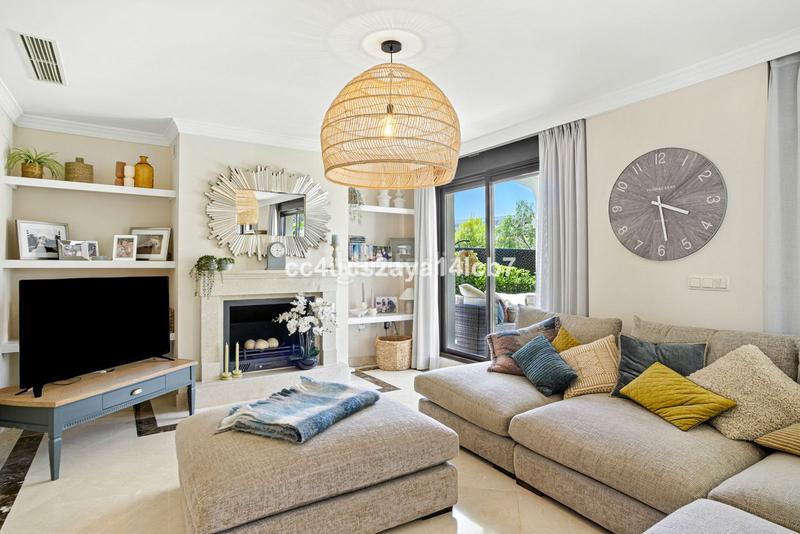 Foto 5d73e9a2-7ec0-42b7-873f-2e7b95fdd650. Xalet amb calefacció aparcament a Bel - Air Estepona