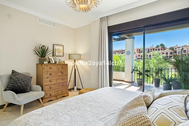 Foto 5f107036-5e74-432b-a4ce-0adae6d04977. Xalet amb calefacció aparcament a Bel - Air Estepona