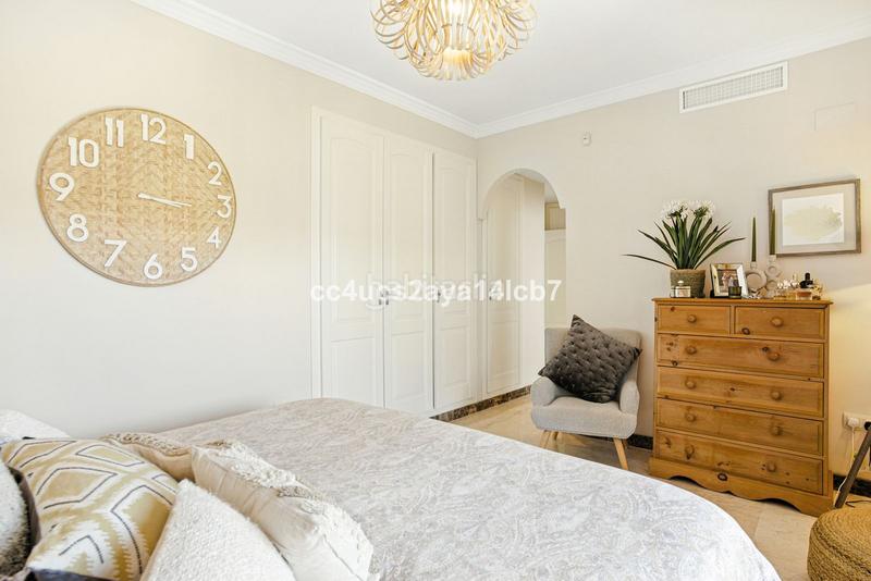 Foto 86bae490-ee2d-493d-ae9d-508a079336df. Xalet amb calefacció aparcament a Bel - Air Estepona