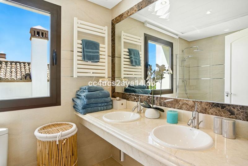 Foto a19f5da8-7c43-439c-9b83-341c928d7c78. Xalet amb calefacció aparcament a Bel - Air Estepona