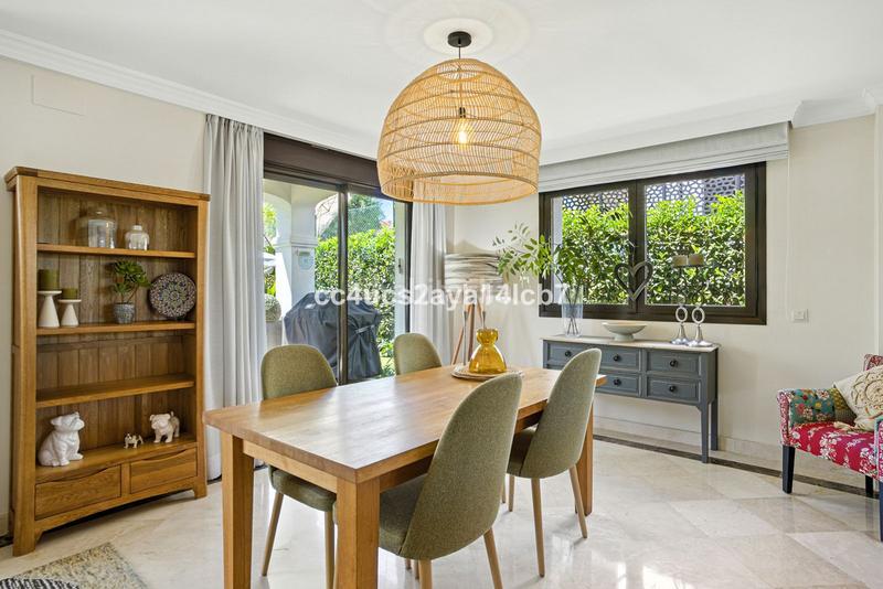 Foto c8cd716a-4c69-4ea5-850e-b29e4ed16ace. Xalet amb calefacció aparcament a Bel - Air Estepona