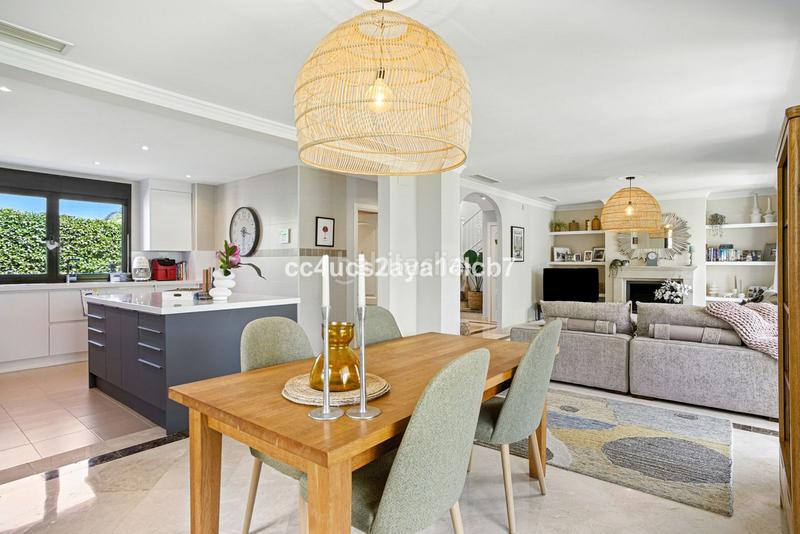 Foto cf45a986-6d25-4d1c-8eda-47e64b8d4f33. Xalet amb calefacció aparcament a Bel - Air Estepona