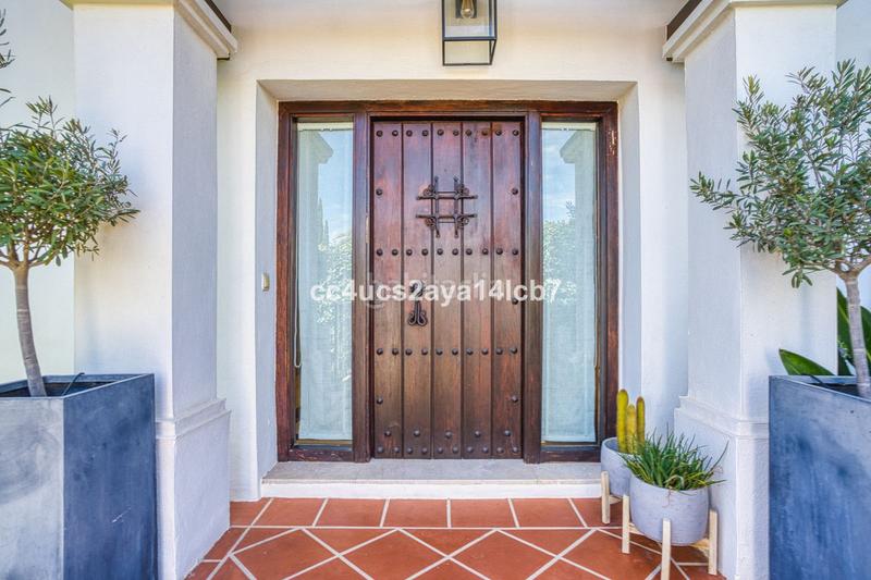 Foto dedb451f-bc00-4967-84e4-944bba9c2361. Xalet amb calefacció aparcament a Bel - Air Estepona