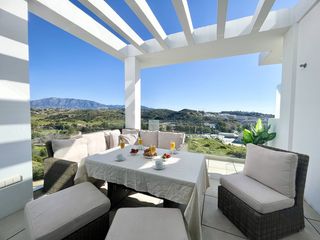 Apartment in La Cala Mijas. Apartamento en planta media de 3 dormitorios en la cala