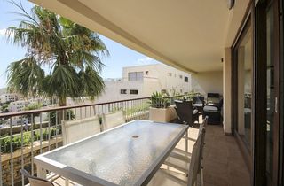 Rez-de-chaussée à Aloha. Apartamento en planta baja de 3 dormitorios en marbella