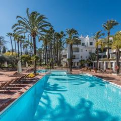 Planta baixa a Puerto Banús. Apartamento en planta baja de 3 dormitorios en puerto banús