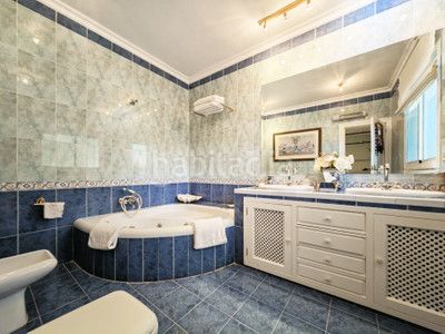 Foto a34e65fa-a10c-440c-96b8-3778e4459a18. Xalet amb calefacció aparcament piscina a Marbesa Marbella
