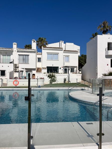 Foto be6a6eac-0f23-40b6-9bc7-046f8a7a9376. Casa adossada amb calefacció aparcament piscina a Mijas