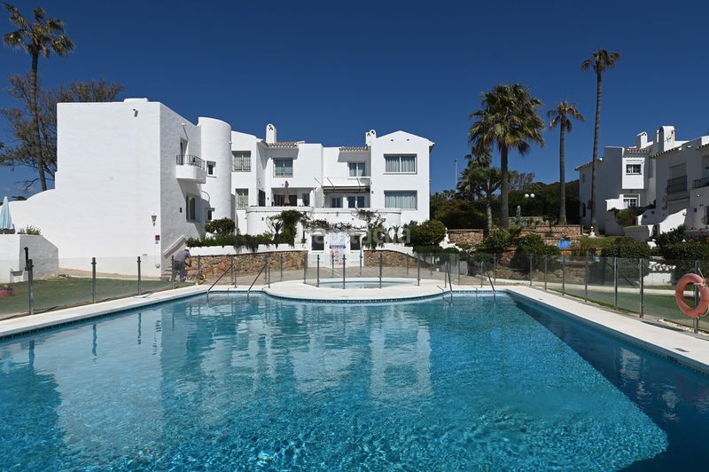 Foto c0e13560-4940-4043-9aa9-6e4361d15265. Casa adossada amb calefacció aparcament piscina a Mijas