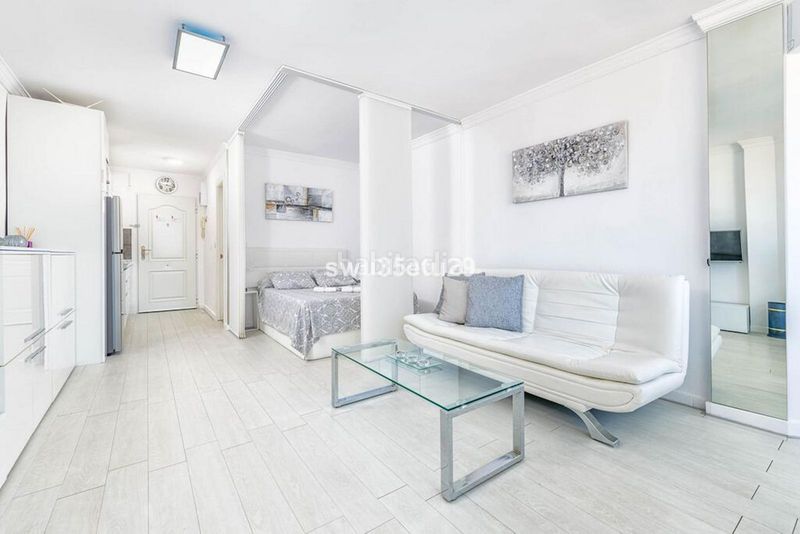 Foto 694a0703-f9c5-490d-ba8e-338cad24a3fa. Estudi amb calefacció aparcament piscina a Calahonda Mijas
