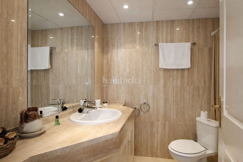 Foto 21c1a21f-313f-4281-aaa7-c6a974c93537. Apartament amb calefacció aparcament piscina a Elviria Marbella