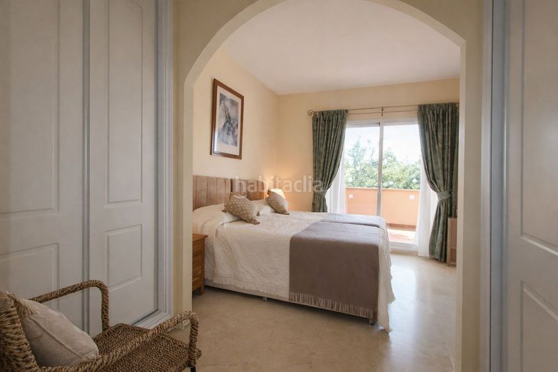 Foto 4ded83c7-eade-4a89-be43-640e0f7915ba. Apartament amb calefacció aparcament piscina a Elviria Marbella