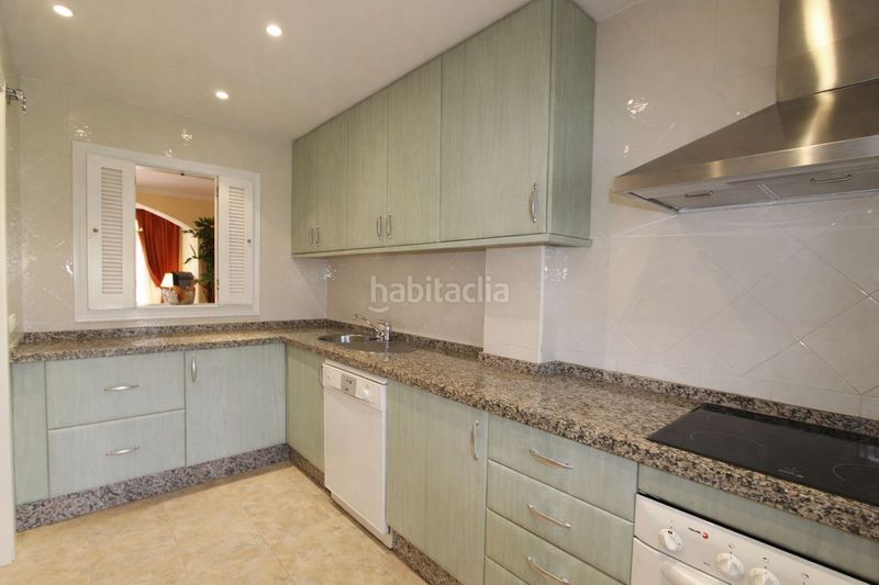 Foto 9ff74a1c-0bcd-436c-9093-5b0c4142ad0a. Apartament amb calefacció aparcament piscina a Elviria Marbella