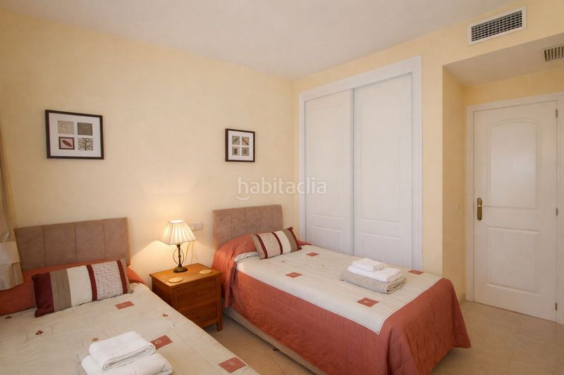 Foto af048795-f8c1-4ad1-bdf5-8d4ee9aae51e. Apartament amb calefacció aparcament piscina a Elviria Marbella