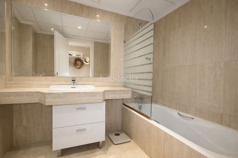Foto 1acd9f98-5436-456a-830e-a98414648025. Àtic amb calefacció aparcament piscina a Elviria Marbella